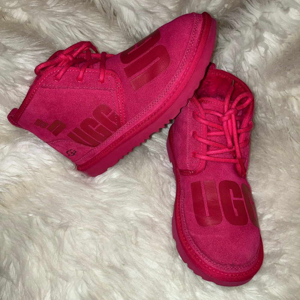 UGG NEUMEL II SCATTER GRAPHIC CHUKKA BOOT PINK SUEDE
